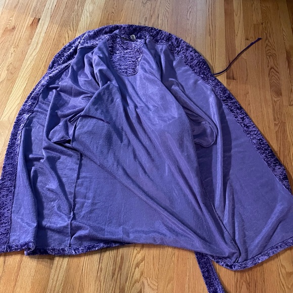 Delicate gorgeous purple crushed velvet look poly. Large - Picture 14 of 15